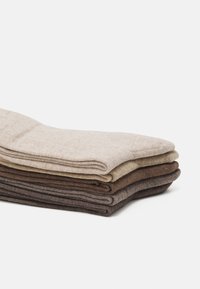 Wollsocken in neutralem Farbton gestapelt: hellbeige, taupe, braun und dunkelbraun. Jedes Paar ist glatt und hat eine gerippte Struktur an der Oberseite.