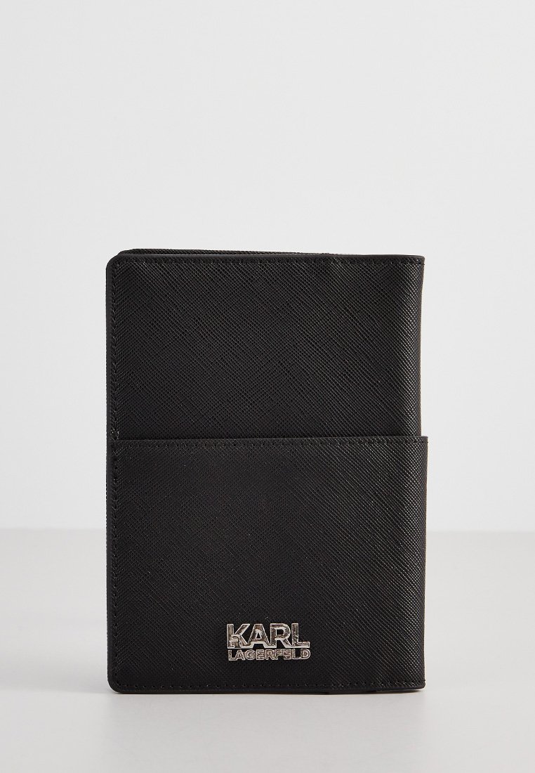 Portefeuille noir texturé avec une finition lisse, doté d'une poche avant et d'un accent logo argenté. Design rectangulaire compact.