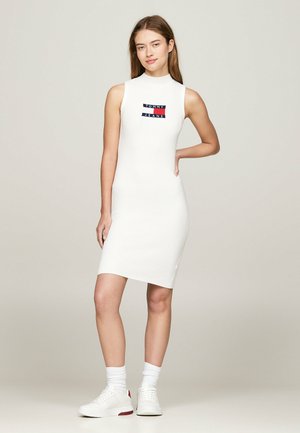 TOMMY JEANS LOGO SLEEVELESS MINI SWEATER DRESS - Vestido de punto - ancient white