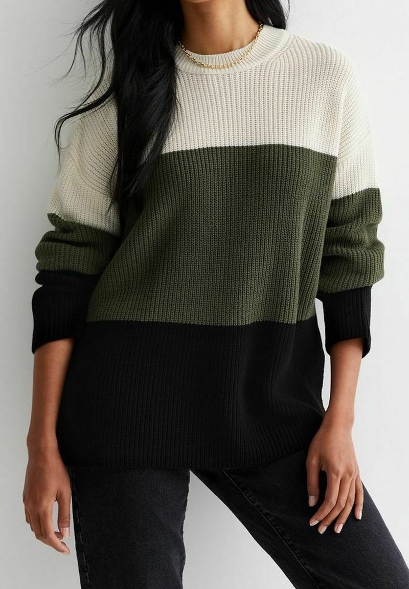 Maglione lavorato a maglia con tre sezioni orizzontali: crema, verde oliva e nero. Vestibilità rilassata con texture a coste e scollatura a barca.