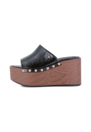 Sandalia negra de cuña con plataforma, puntera abierta, suela con textura de madera y detalles de tachuelas doradas a lo largo de la base de la tira superior.