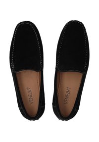 Sorte ruskinds loafers med hvid syning, rund tå og glat inderside. Mærket "VENEZIA" er synligt på indersålen.