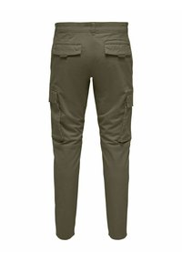 Pantalon cargo vert olive vu de dos, avec deux poches à rabat à l'arrière et de grandes poches latérales sur chaque cuisse.