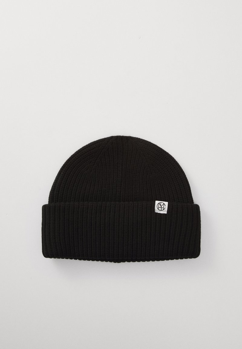 Schwarze gerippte Strickmütze mit umgeschlagenem Saum und einem kleinen weißen rechteckigen Etikett mit einem kreisförmigen Logo.