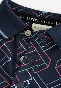 Marineblauwe polo met geometrische meerkleurige lijnen; heeft een kraag, knopenlijst en een merklabel in de kraag.