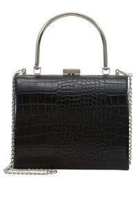 Musta krokotiilikuviollinen nahkainen käsilaukku, jossa hopeinen ketjuolkaiminen ja metallinen kahva. Laukussa on jäsennelty muoto ja lukitus.