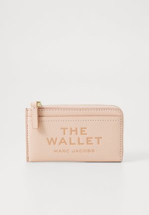 Rozā ādas maciņš ar paugurētu tekstūru, ar rāvējslēdzēja aizdari, iegravētu tekstu "THE WALLET" un zelta akcentu uz rāvējslēdzēja.