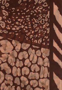 Design tessile astratto con una palette di colori marroni, caratterizzato da forme e schemi irregolari, inclusi punti chiari e scuri, e strisce su un lato.