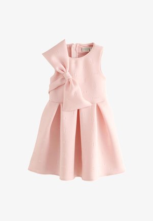 Roza haljina bez rukava s čvorom na jednom ramenu, teksturirana tkanina s utisnutim uzorcima i suknja koja se širi.