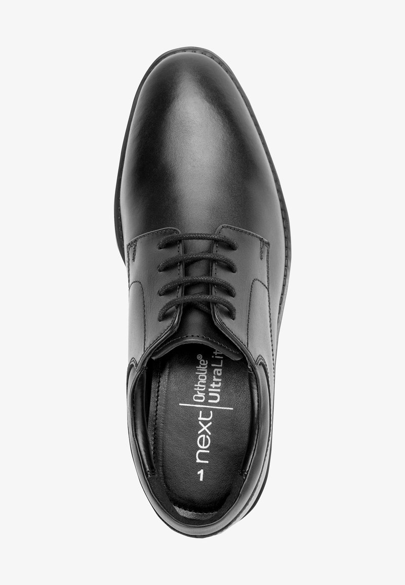 Chaussure Oxford en cuir noir à lacets, finition lisse et semelle intérieure rembourrée étiquetée « next Ortholite UltraLite ».