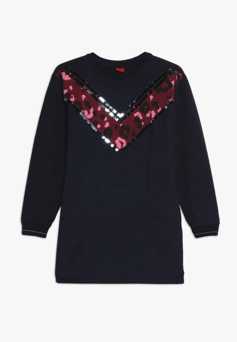 Sweat-shirt noir à manches longues avec un panneau en forme de V à imprimé léopard bordeaux et rose, bordé de paillettes noires, sur la poitrine.