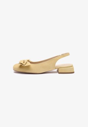 Beige suède slingback platte schoen met lage blokhak en grote decoratieve strik op de afgeronde neus.