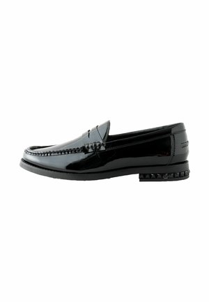 Schwarze Lackleder-Lofer mit abgerundeter Zehenpartie, dekorativen Nähten und einem genietenen Absatz. Glatte Textur und bequeme Slip-on-Design.