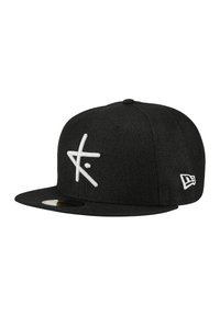 Cappello snapback nero realizzato in tessuto con visiera piatta, caratterizzato da un logo bianco in rilievo sul davanti e da un logo New Era sul lato.