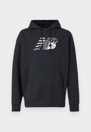 Schwarzer Kapuzenpullover mit einer Vorderseite-Tasche, mit einem großen, reflektierenden silbernen New Balance-Logo auf der Brust. Weicher Stoff mit gerippten Bündchen.