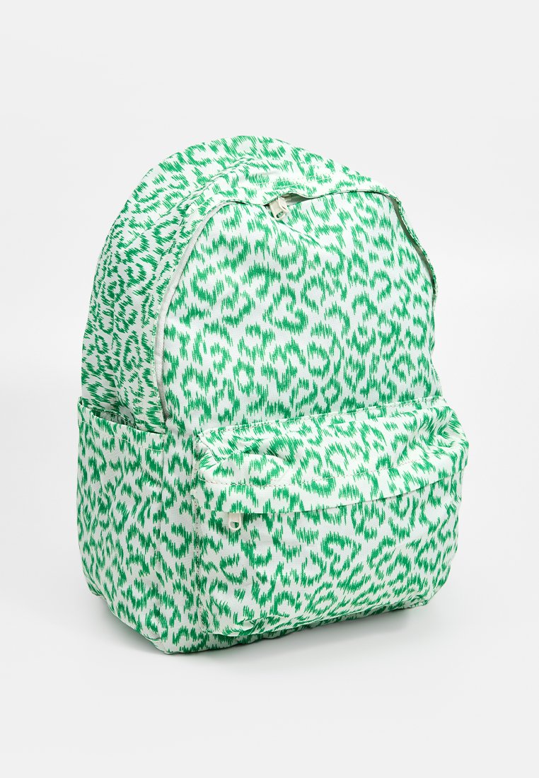 Sac à dos imprimé vert et blanc avec un motif léopard texturé, doté d'une fermeture éclair supérieure et d'une poche avant pour un rangement supplémentaire.