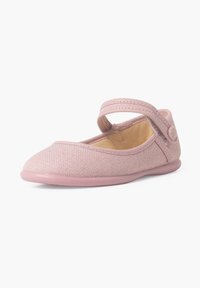 Chaussure plate Mary Jane rose clair avec un dessus en tissu texturé, une sangle à travers le cou-de-pied et une semelle en caoutchouc lisse.
