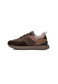 Bruine sportieve schoenen met een combinatie van suede en mesh materialen, voorzien van een comfortabele zool, ronde neus en contrasterende gelaagde accenten.
