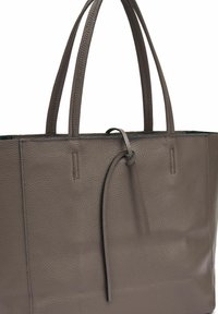 Borsa a tracolla grigia in pelle con superficie texture, due manici lunghi e un dettaglio di chiusura annodato nella parte superiore. Design semplice e sobrio.