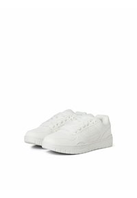 Ein Paar weiße Low-Top-Sneaker mit Schnürsenkeln, perforierten Seitenpanelen und strukturierten Sohlen auf einem weißen Hintergrund.