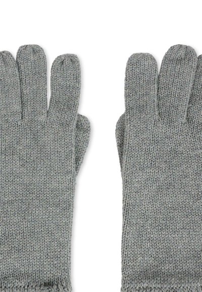 Guanti grigi lavorati a maglia con cinque dita, caratterizzati da un tessuto strutturato e polsini a coste, che mostrano un design semplice e funzionale.