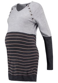 Szary i granatowy sweter ciążowy w paski z długimi rękawami, dekoltem w kształcie litery V i ozdobnymi guzikami na ramieniu; prążkowany dół.