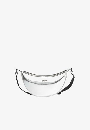 Silberne, semitransparente Hüfttasche mit kurvigem Design, schwarzem verstellbarem Tragegurt und einem oberen Reißverschluss. Das Logo ist auf der Vorderseite angebracht.