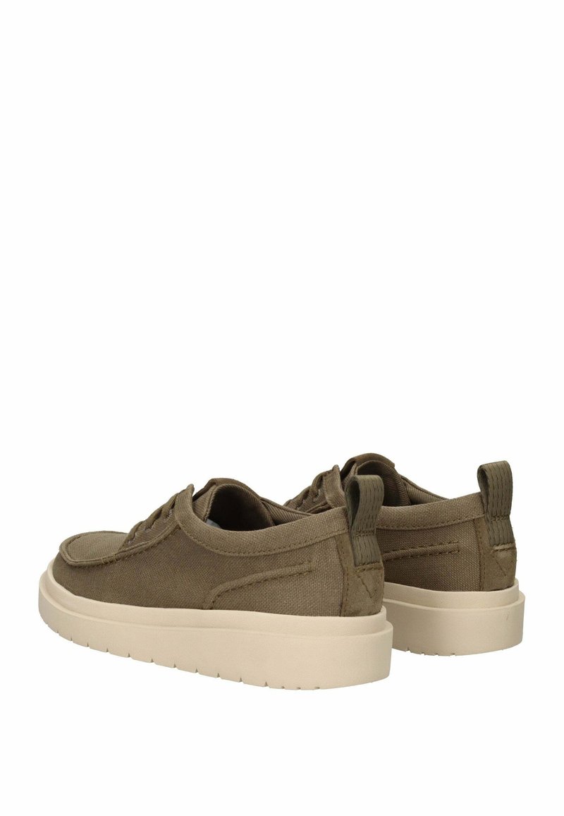 Chaussures décontractées basses en toile vert olive avec semelles épaisses en caoutchouc beige vues de dos et légèrement de côté.