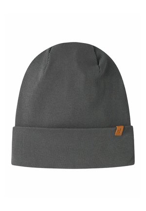 Bonnet en tricot côtelé gris foncé avec un revers plié et une petite étiquette en cuir marron sur le côté.