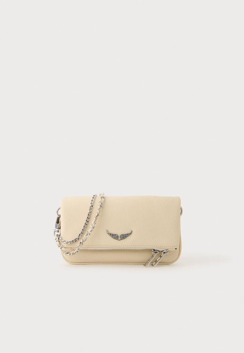 Κρεμ δερμάτινο clutch με ασημένιο έμβλημα φτερού, διπλό φερμουάρ και αλυσίδα ασημί λουρί σε απλό λευκό φόντο.