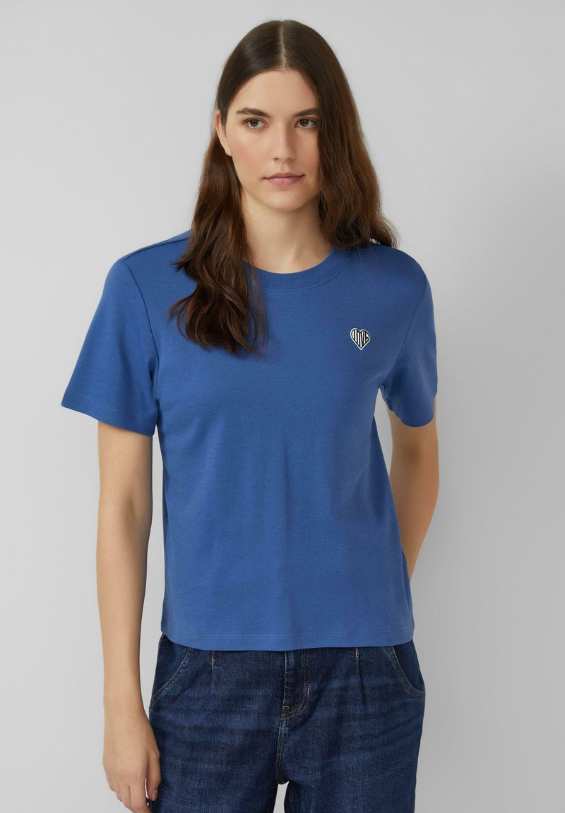 Blauwe T-shirt met korte mouwen van een gladde stof, met een klein hartlogo op de linkerborst. Rond decolleté en casual pasvorm.