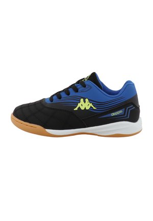 Schwarzer und blauer Kappa Hallensportschuh mit Gummisohle, schwarzen Schnürsenkeln, gelbem Logo und weißer Zwischensohle, von der Seite auf weißem Hintergrund gezeigt.