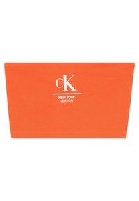 Orange bomullshuvudband med vit "cK"-logotyp, text som läser "NEW YORK" och "est.1978", slät textur, rektangulär form och sydda kanter.