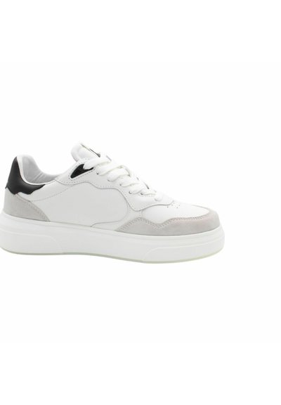 Sneaker bianca con tomaia in pelle liscia, dettagli in suede grigio, punta tonda e suola in gomma bianca con dettaglio del tallone nero.