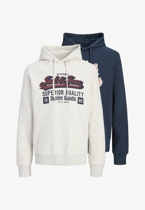 Két kapucnis pulóver, az egyik világosszürke a "Jack & Jones Superior Quality 1990 Denim Goods" felirattal, a másik sötétkék részben hasonló felirattal.