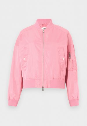 Ροζ μπουφάν μπόμπερ με φερμουάρ εμπρός, ριμπ μανσέτες και τελείωμα, δύο εμπρόσθιες τσέπες με καπάκι και κουμπιά, και τσέπη με φερμουάρ στο αριστερό μανίκι.