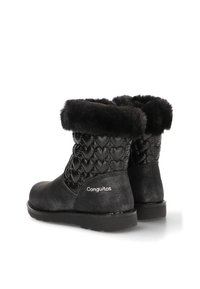 Botas de invierno para niños negros con patrón acolchado de corazones, borde de piel sintética, suelas planas y marca "Conguitos" en el lateral.