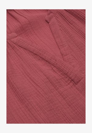 Gebreide top met lange mouwen in een poederroze kleur, met een gestructureerde, geribbelde stof en geplooide details bij de halslijn.