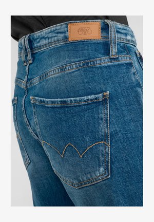 Blaue Jeans aus Denim mit hoher Taille, ausgestattet mit einem beige Lederpatch, orangefarbener Naht und hinteren Taschen mit einem markanten geschwungenen Design.