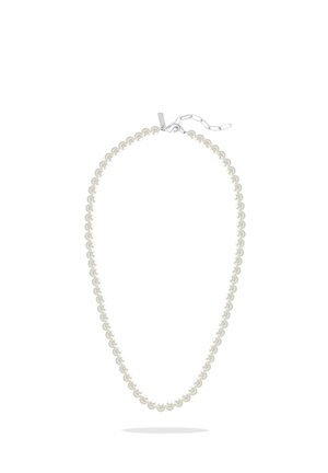 Collier de perles à un seul rang avec des perles blanches rondes et un fermoir réglable en argent sur fond blanc.