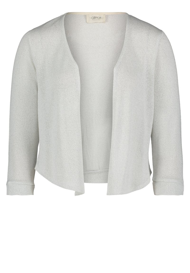 Cardigan tricoté gris clair à ouverture frontale, manches trois-quarts et ourlet légèrement incurvé, étiquette visible au niveau de l'encolure.