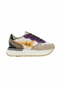 Zapatilla multicolor que combina materiales de ante y cuero. El diseño incluye acentos en púrpura, naranja y estampado de leopardo. Suela blanca gruesa.