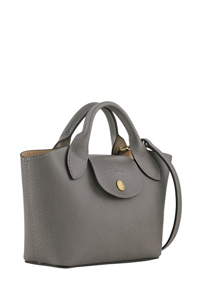 Graue, strukturierte Lederhandtasche mit doppelten Griffen, Klappenverschluss mit goldener Knopf und abnehmbarem Schultergurt auf weißem Hintergrund.
