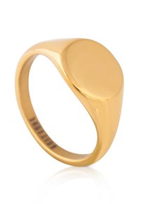 Gouden zegelring met een glad, afgerond oppervlak en een taps toelopende band. Reflecterende afwerking, minimalistisch ontwerp en geen zichtbare versieringen.
