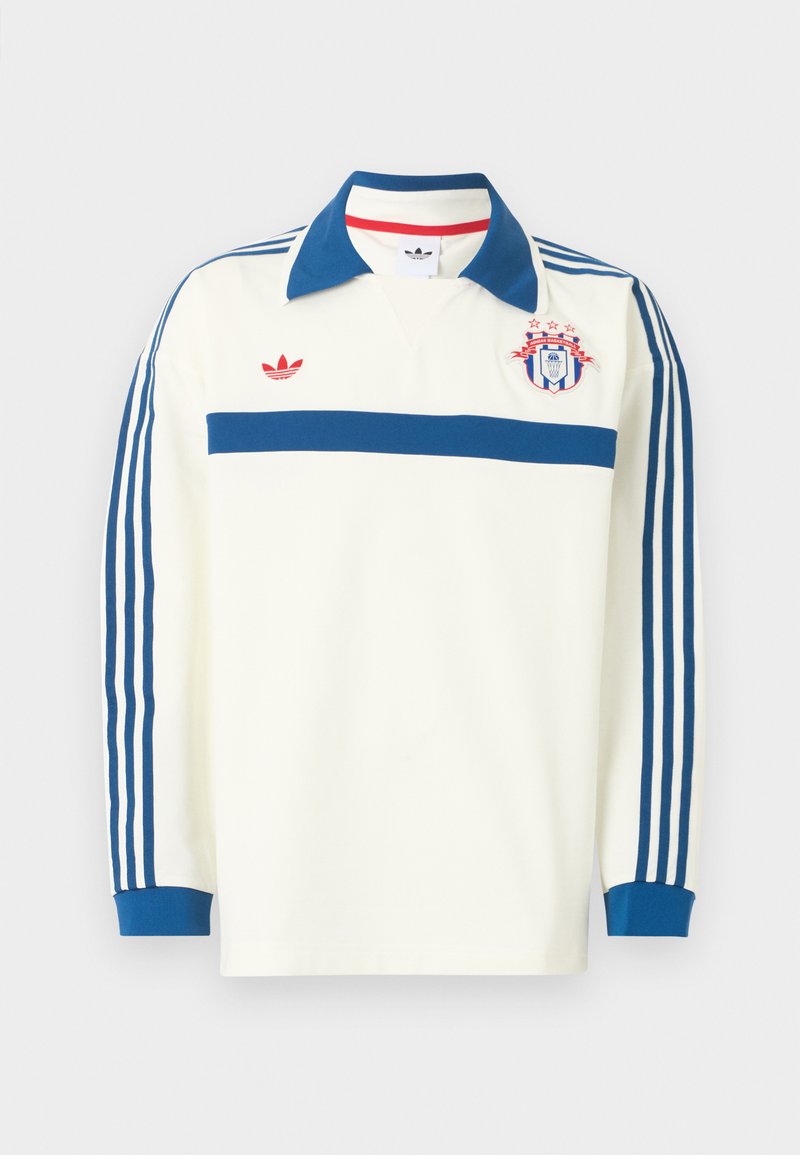 Maglia sportiva bianca a maniche lunghe con colletto blu, strisce blu sulle maniche, striscia blu sul petto, logo rosso e stemma a scudo con stelle sul petto.