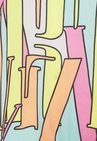 Teléfono de tela colorida con patrones que presentan formas abstractas en rosa, naranja, verde y azul, contorneadas en negro. Textura suave, diseño ligero.