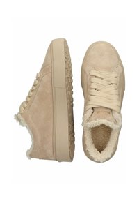 Béžové semišové tenisky s tlustou gumovou podrážkou, krémovými tkaničkami a měkkou fleecovou podšívkou viditelnou kolem límce a uvnitř.