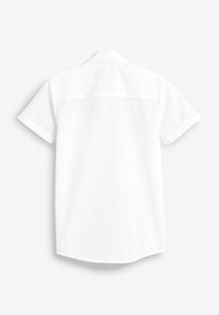 Vit kortärmad skjorta, mjukt tyg, klassisk krage, rundad fåll, sömlös baksidedesign, inga synliga mönster eller dekorationer.