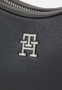 Tommy Hilfiger ESSENTIAL SHOULDER BAG - Håndtasker - black