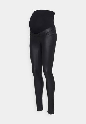 Schwarze Umstandsleggings mit Kunstlederstruktur und einem hohen, elastischen Bund, der für einen Babybauch gestaltet ist.